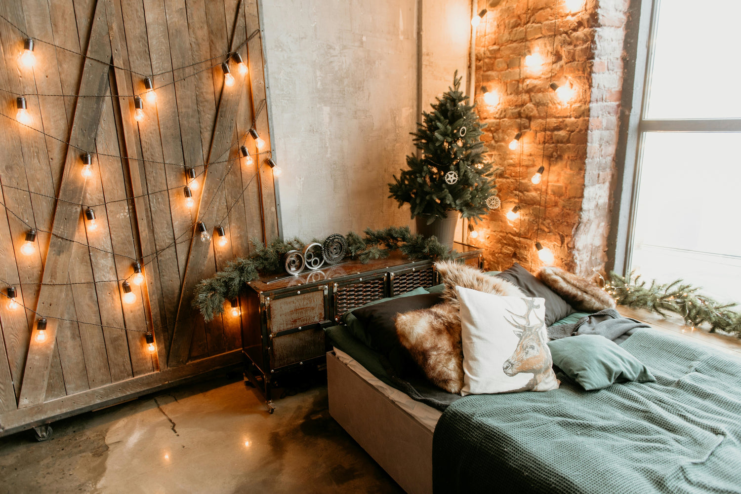 Instalații luminoase de Crăciun pentru interior și exterior, creând o atmosferă festivă și magică în sezonul sărbătorilor.