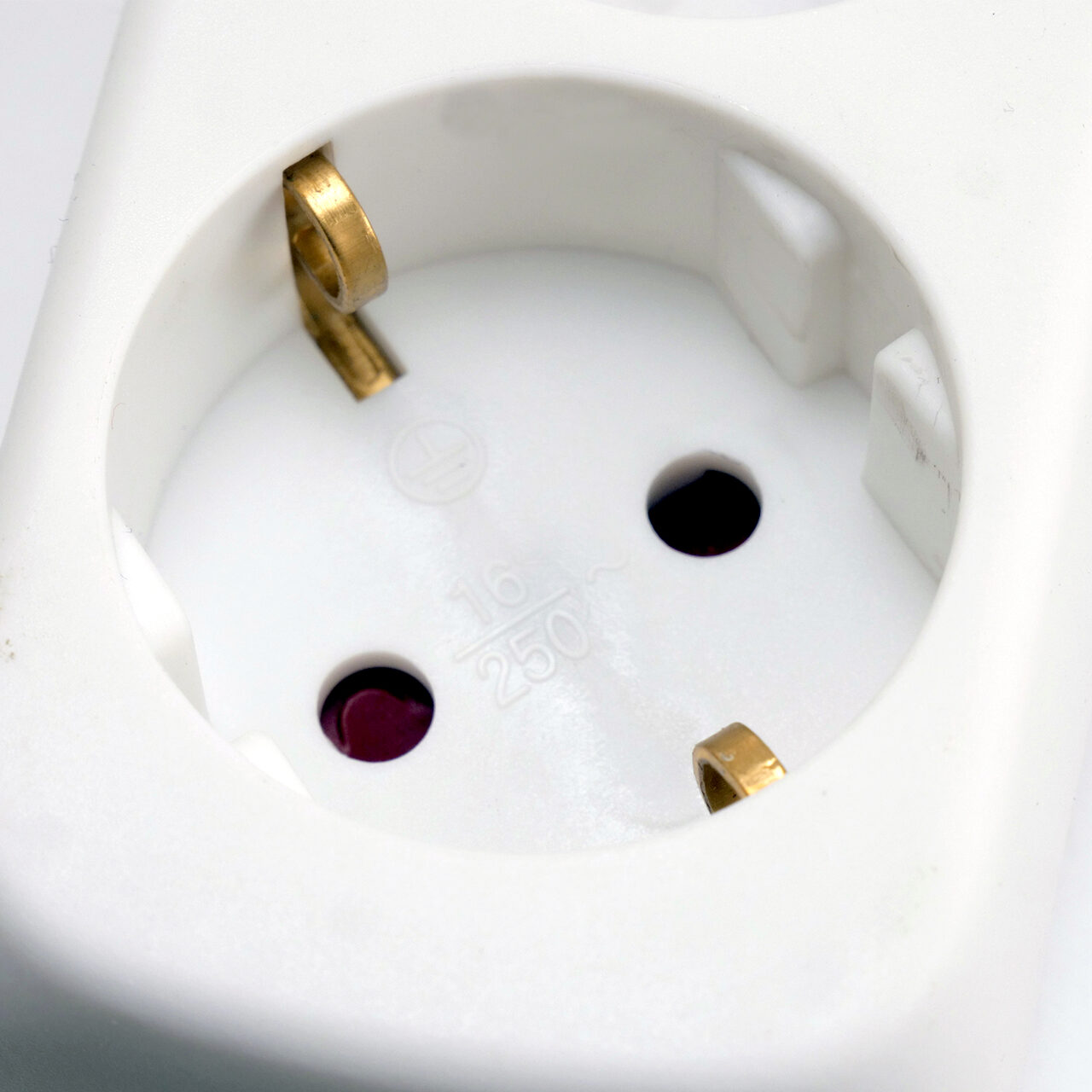 Elektromos hosszabbító kábel kapcsolóval, földeléssel és gyermekvédelemmel, 5 aljzat, 5 m kábel
