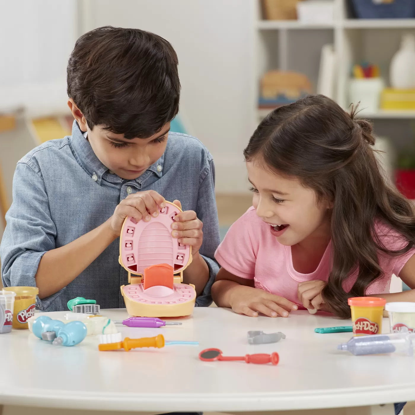 Play-Doh fogorvosi készlet kiegészítőkkel és színes fogakkal