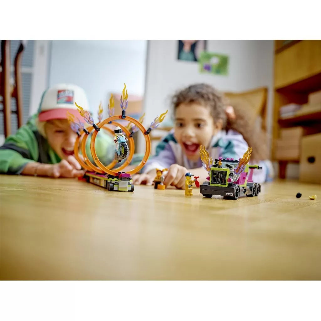Lego City Kaszkadőrautó és a Tűzgyűrű kihívás 60357