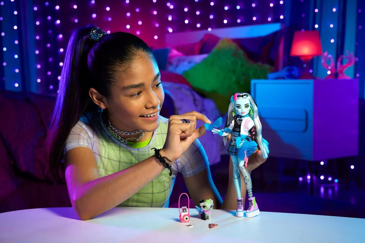 Monster high papusa frankie stein cu animalut si accesorii