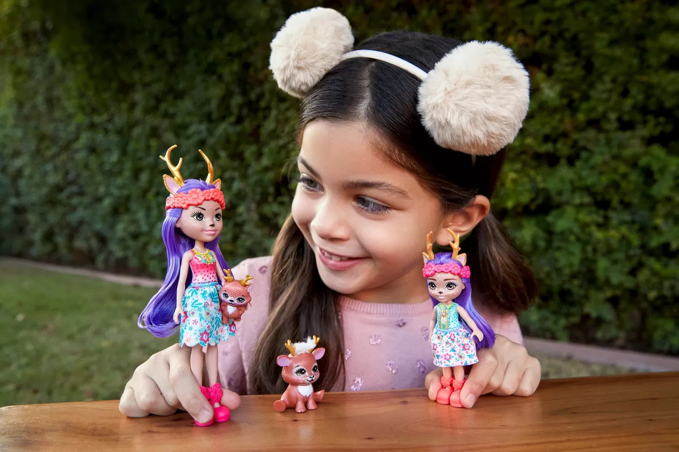 Enchantimals testvérbabák és háziállataik, Danessa Deer, Sprint és Danetta Deer és Fleet