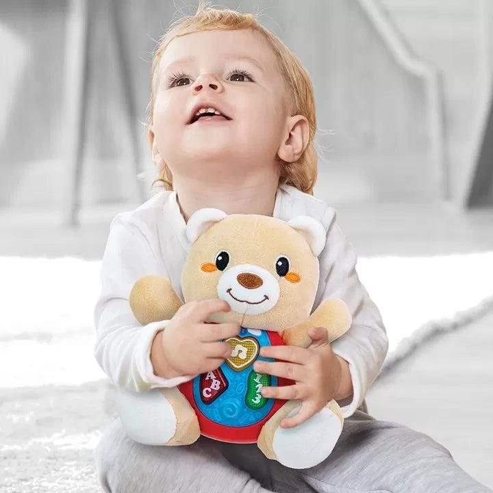 Winfun énekel és tanul a plüssmackóval