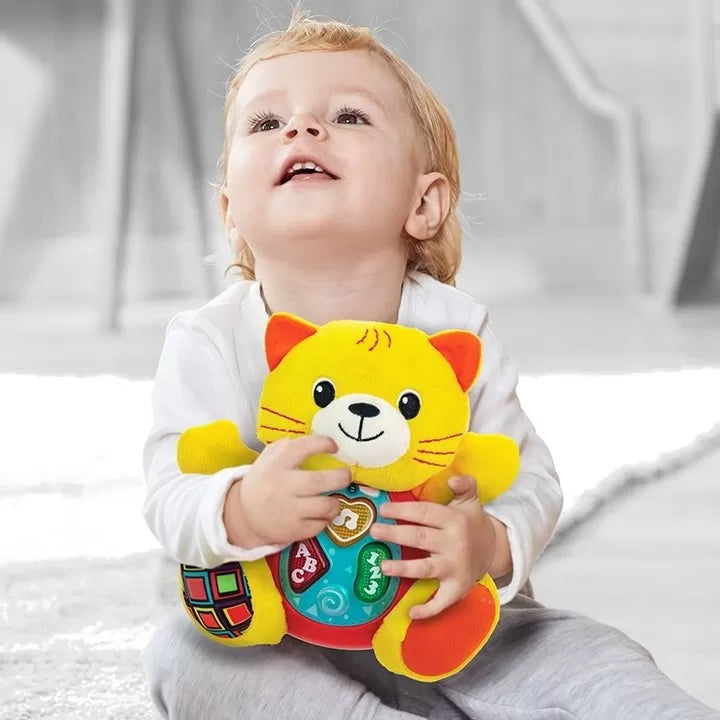 Winfun Kelsey cicával énekel és tanul