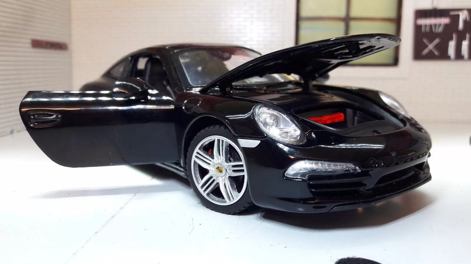 Porsche 911 fekete fém autó 1-24 méretarányban