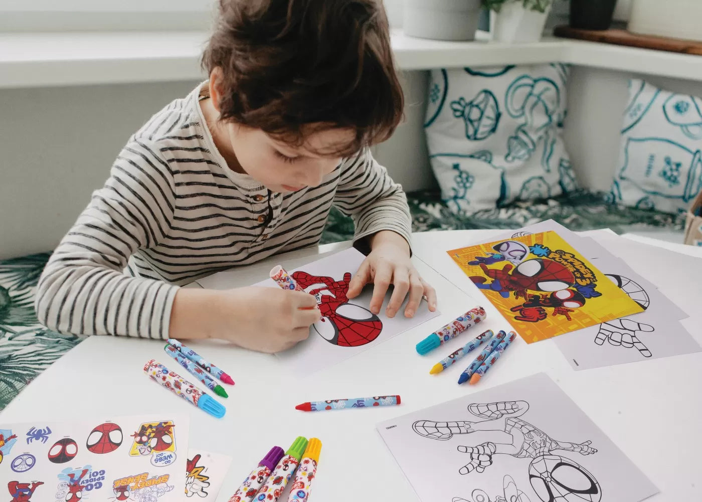 Set de desen in rucsac spidey and his amazing friends