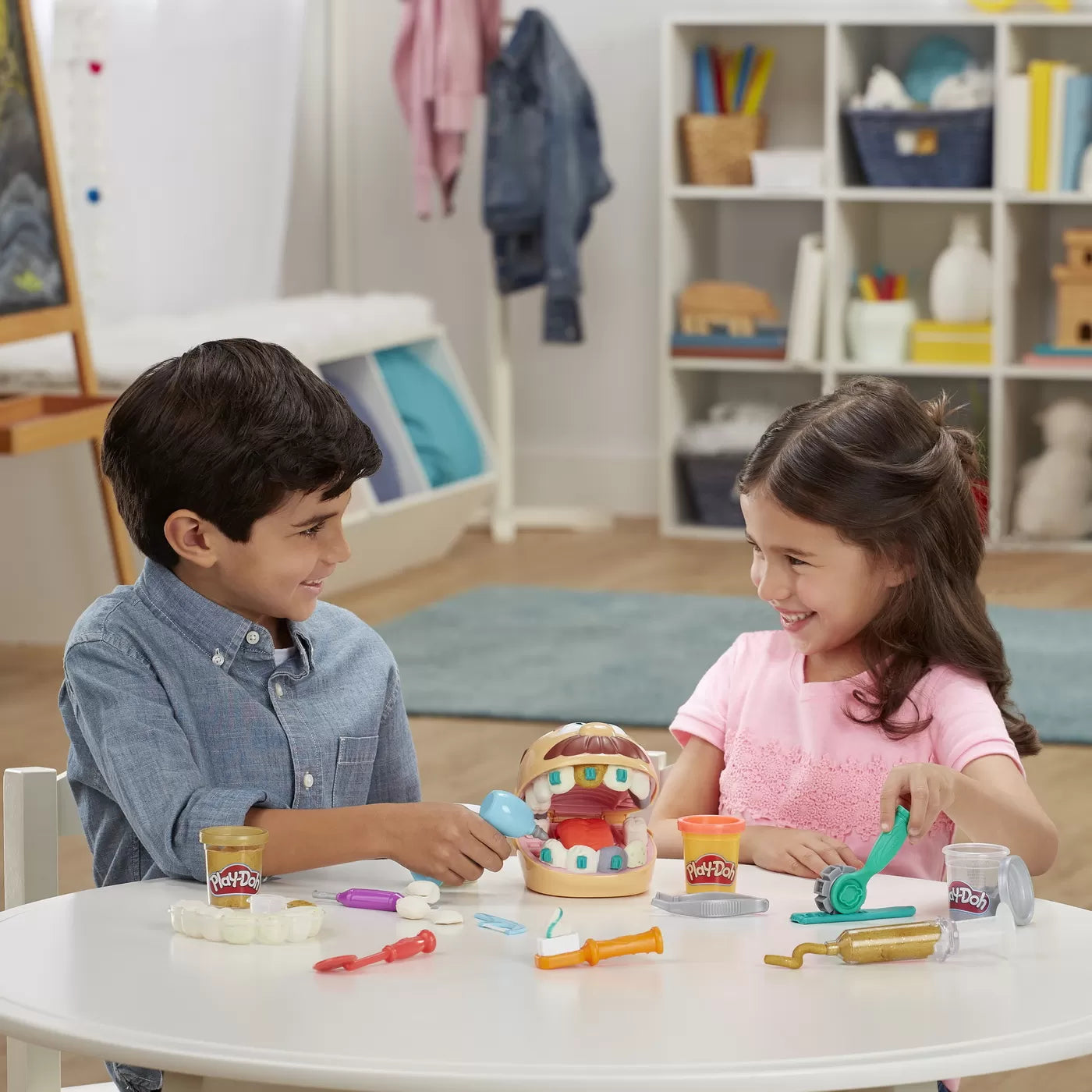 Play-Doh fogorvosi készlet kiegészítőkkel és színes fogakkal