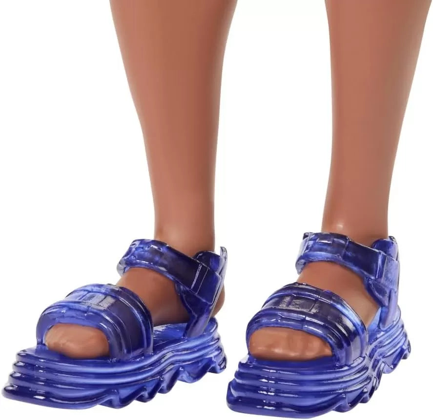 Barbie papusa baiat fashionistas cu tricou cu dungi albe si portocalii si aparate auditive