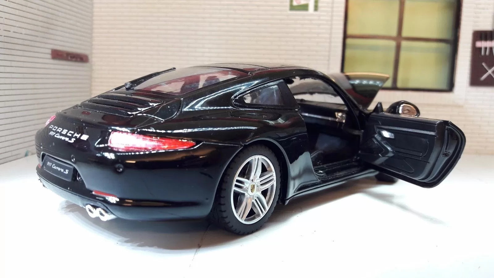 Porsche 911 fekete fém autó 1-24 méretarányban
