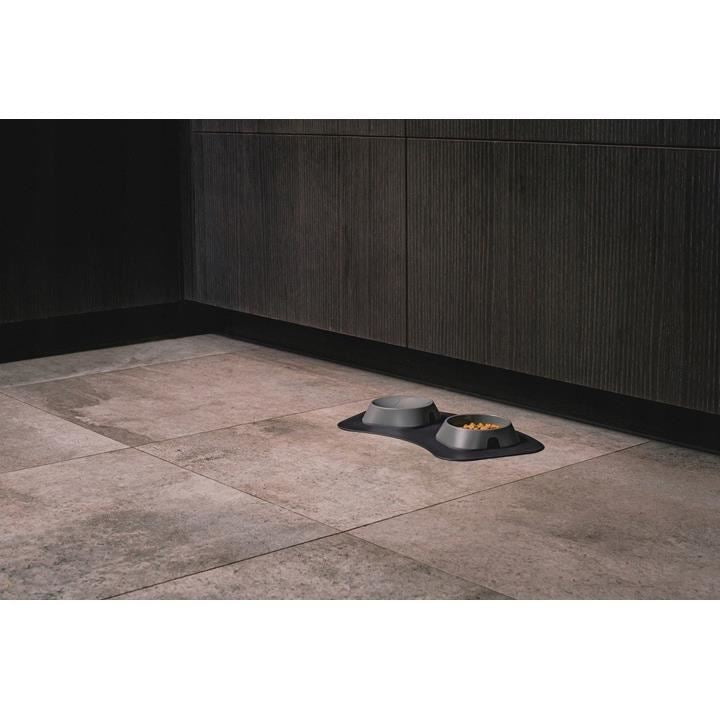 Tál, kutyának, macskának, csúszásgátló alátétekkel, újrahasznosított PET, világos szürke, L méret, 700 ml, 20,4x20,4x5,4 cm