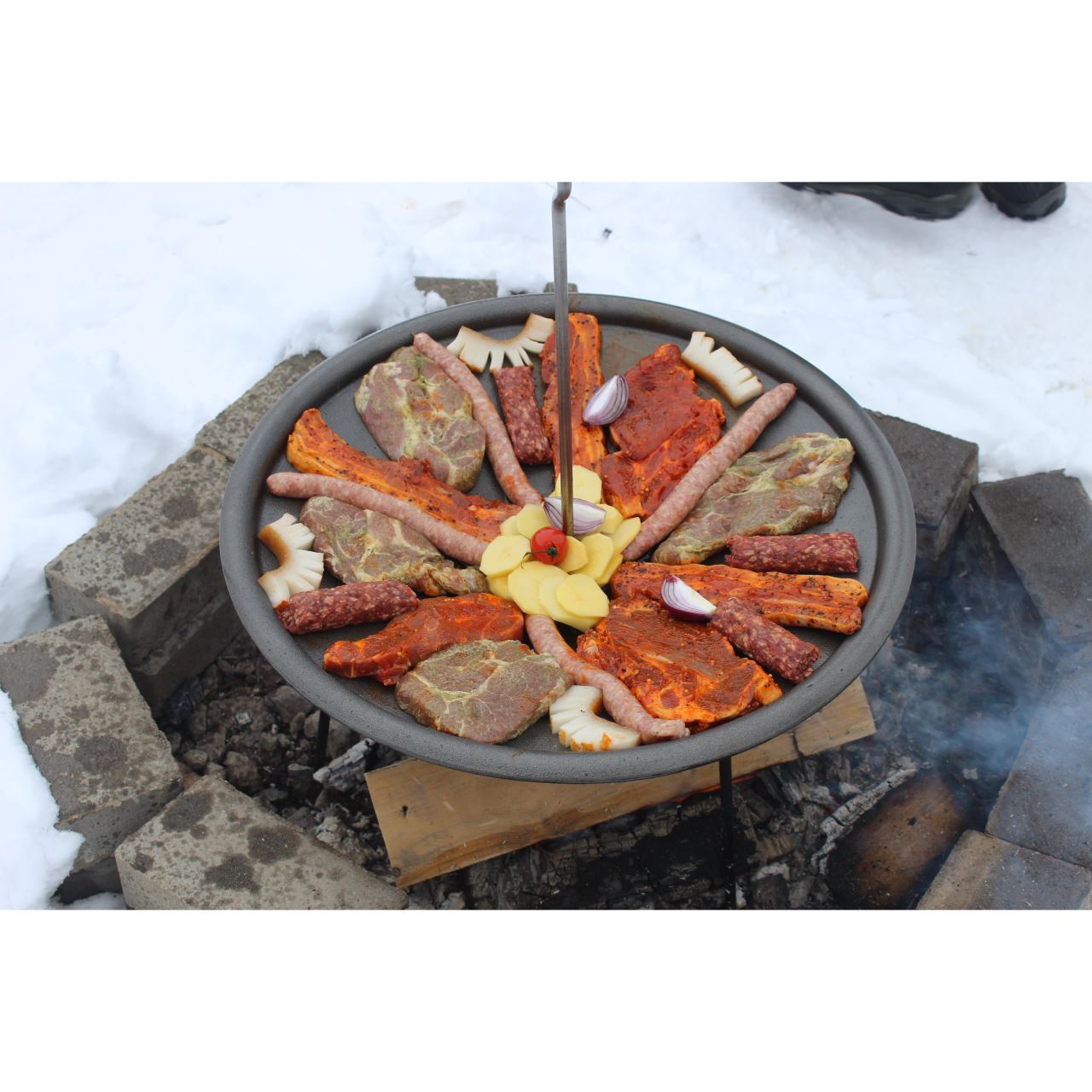 Barbecue tárcsa, öntöttvas, grillsütő típusú, lábakkal és akasztóval, 50 cm, Barbecue