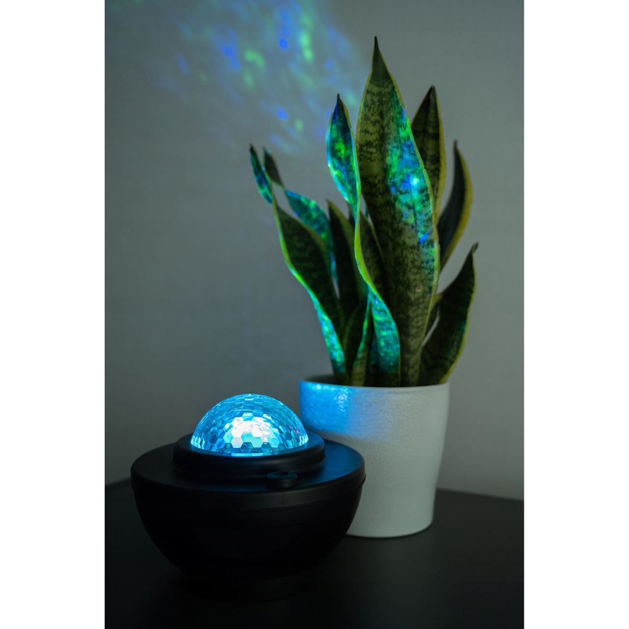 Éjjeli lámpa projektorral, zenélő, LED, távirányítóval, bluetooth-tal, USB töltés, fekete, 17x13 cm, Isotrade
