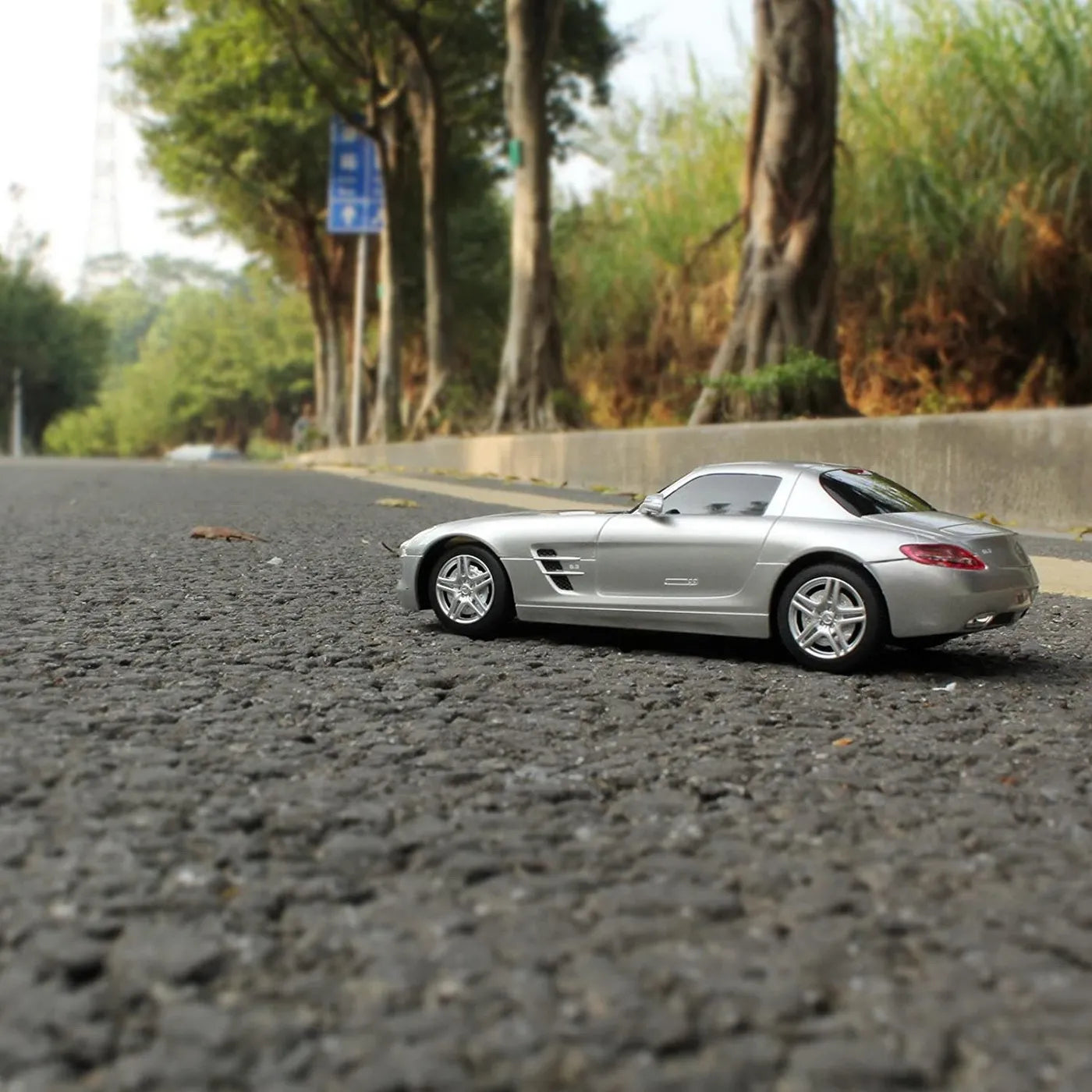Mercedes-Benz SLS AMG ezüst távirányítós autó 1:24 méretarány