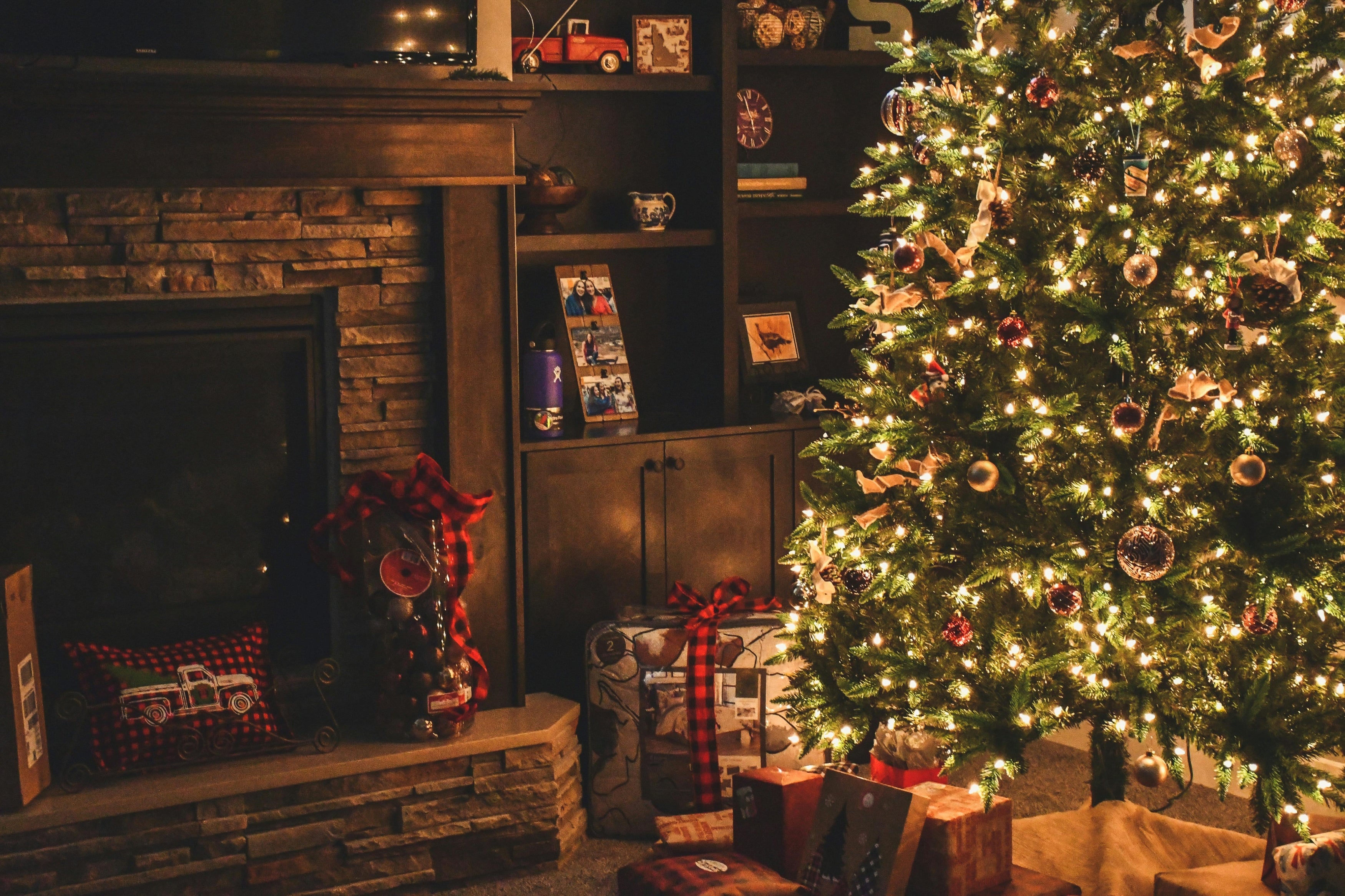 Living de Crăciun decorat cu brazi artificiali, lumini festive și decorațiuni calde pentru o atmosferă confortabilă și primitoare